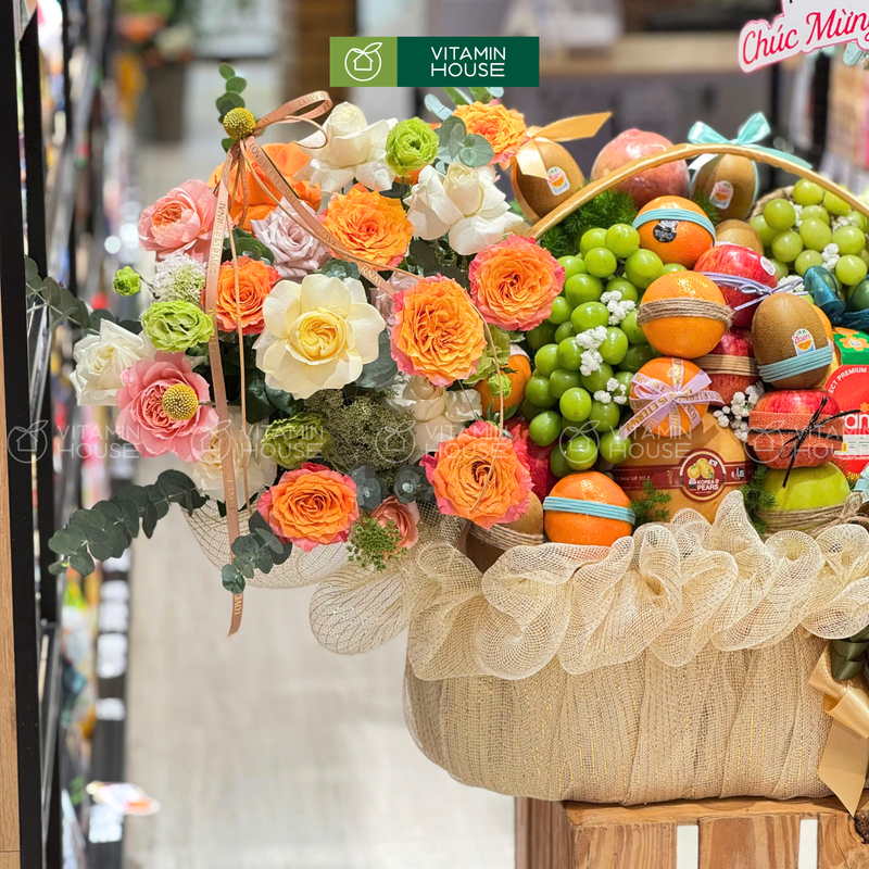 giỏ quà trái cây nhập khẩu dưa lưới, kiwi, quýt úc và trang trí nhiều hoa tươi đẹp rực rỡ, sang trọng. Dành tặng những ngày lễ, sự kiện quan trọng
