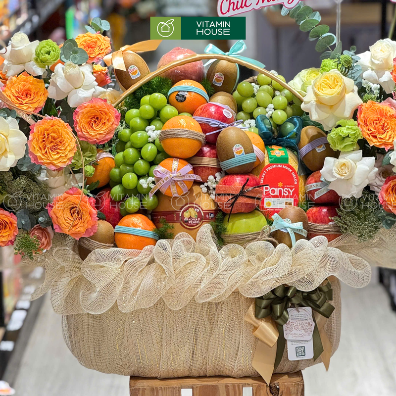giỏ quà trái cây nhập khẩu dưa lưới, kiwi, quýt úc và trang trí nhiều hoa tươi đẹp rực rỡ, sang trọng. Dành tặng những ngày lễ, sự kiện quan trọng.