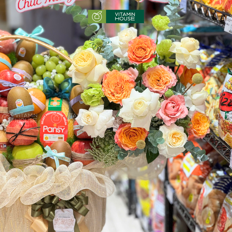 giỏ quà trái cây nhập khẩu dưa lưới, kiwi, quýt úc và trang trí nhiều hoa tươi đẹp rực rỡ, sang trọng. Dành tặng những ngày lễ, sự kiện quan trọng