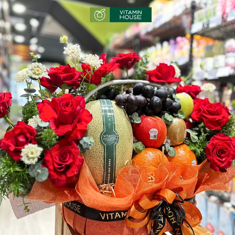 Giỏ Quà Trái Cây Kiwi, Táo Nhập Khẩu và Hoa Tươi Tặng Người Yêu (Đỏ, Hồng)