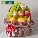 giỏ trái cây bắn lưới có cam vàng kiwi vàng, nho xanh kiwi vàng và táo mỹ