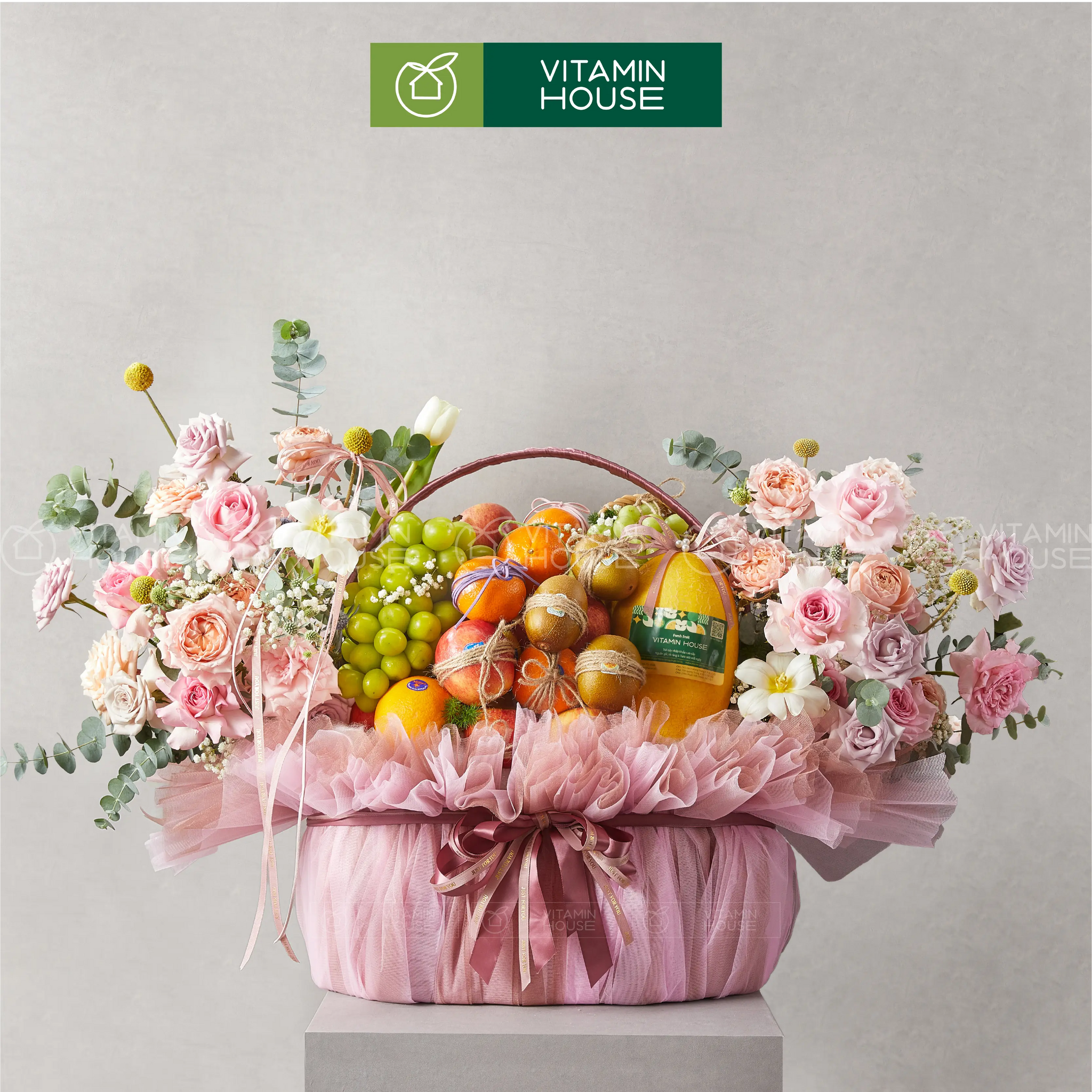 Giỏ Quà Trái Cây Nhập Khẩu & Hoa Tươi Tặng Mừng Sinh Nhật, Tặng Bác Sĩ ,Tân Gia màu hồng phấn lãng mạn, ngọt ngào với nho, kiwi, dưa