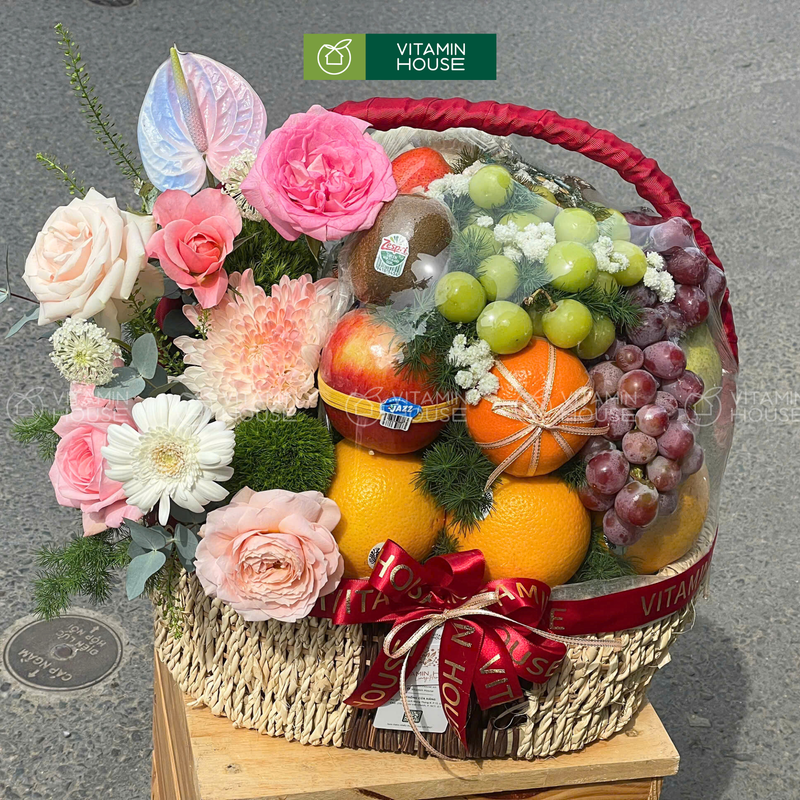 giỏ quà trái cây nho kẹo kiwi trang trí cùng hoa tươi đẹp mặt. Phù hợp để chúc mừng các ngày đặc biệt
