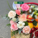 giỏ quà trái cây nho kẹo kiwi trang trí cùng hoa tươi đẹp mặt. Phù hợp để chúc mừng các ngày đặc biệt