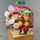 giỏ quà trái cây nho kẹo kiwi trang trí cùng hoa tươi đẹp mặt. Phù hợp để chúc mừng các ngày đặc biệt
