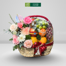 giỏ quà trái cây nho kẹo kiwi trang trí cùng hoa tươi đẹp mặt. Phù hợp để chúc mừng các ngày đặc biệt