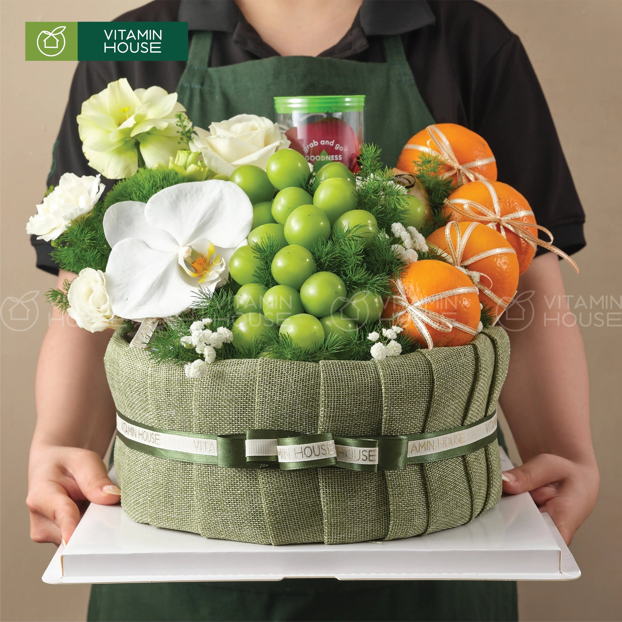 giỏ quà trái cây nho mẫu đơn màu xanh trung tính tặng cả nam và nữ. Dùng trong nhiều dịp khác nhau