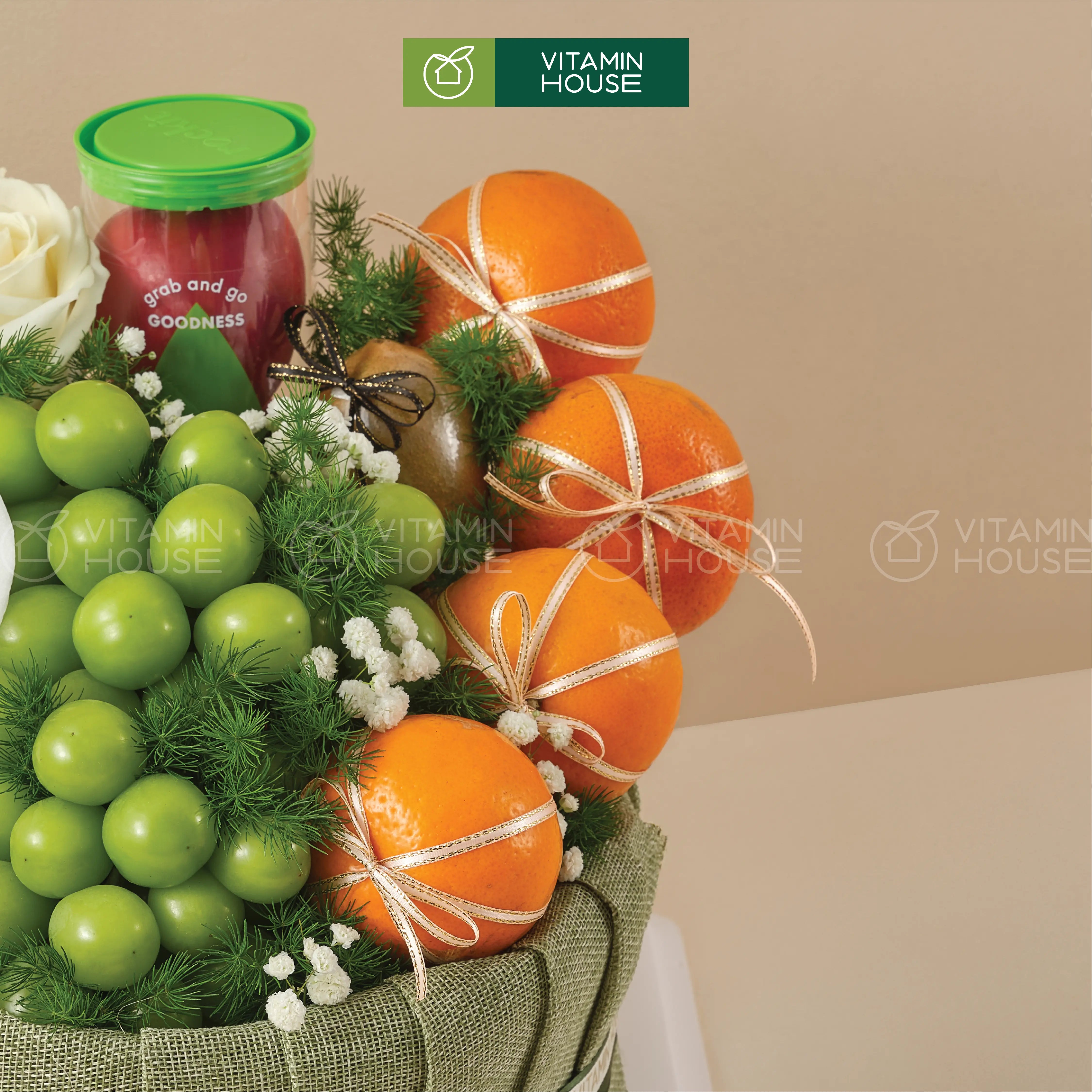 giỏ quà trái cây nho mẫu đơn màu xanh trung tính tặng cả nam và nữ. Dùng trong nhiều dịp khác nhau