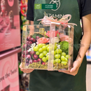 giỏ quà trái cây nho xanh, cherry và hoa tươi đựng trong vali sang trọng, lịch sự. Dành tặng đối tác, khách hàng.