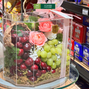 giỏ quà trái cây nho xanh, cherry và hoa tươi đựng trong vali sang trọng, lịch sự. Dành tặng đối tác, khách hàng.