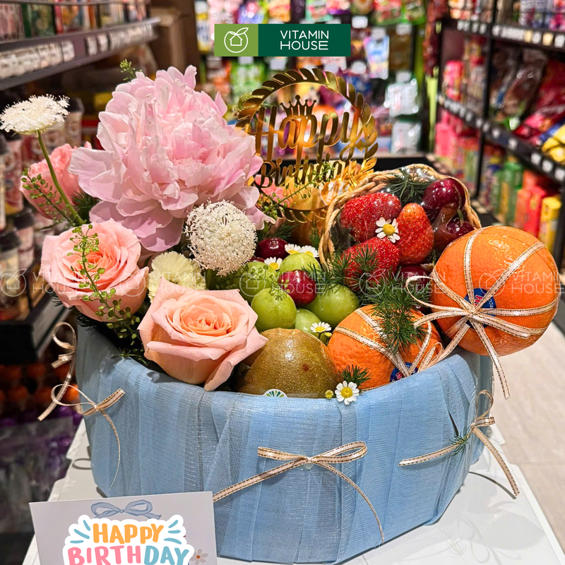 Giỏ Quà bao gồm Trái Cây Nhập Khẩu trang trí Hoa Tặng theo kiểu bánh sinh nhật phù hợp Cho Tặng Sinh Nhật Cô Ấy