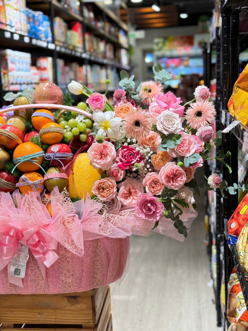 hoa luôn được giữ tươi và thay đổi theo mùa để đảm bảo luôn đẹp trong Giỏ Quà Trái Cây Nhập Khẩu & Hoa Tươi Tặng Mừng Sinh Nhật, Tặng Bác Sĩ ,Tân Gia