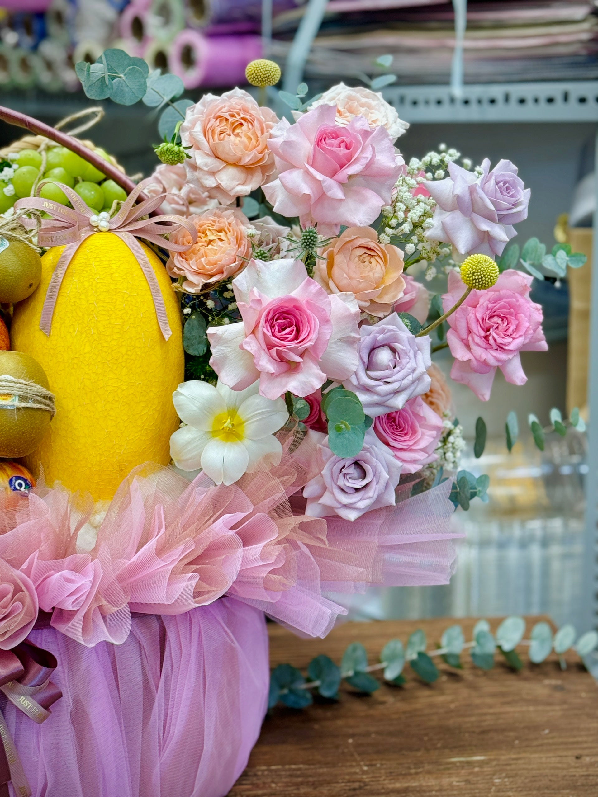 hoa hồng, hoa bi trắng, và các loại hoa khác được sử dụng rất nhiều trong Giỏ Quà Trái Cây Nhập Khẩu & Hoa Tươi Tặng Mừng Sinh Nhật, Tặng Bác Sĩ ,Tân Gia