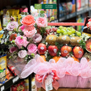 giỏ quà trái cây nho xanh, kiwi, táo envy và socola, kẹo nhập khẩu trang trí cùng hoa hồng tạo nên món quà đẹp mắt và ý nghĩa cho người nhận