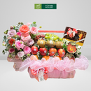 giỏ quà trái cây nho xanh, kiwi, táo envy và socola, kẹo nhập khẩu trang trí cùng hoa hồng tạo nên món quà đẹp mắt và ý nghĩa cho người nhận