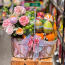 giỏ trái cây cam táo quýt và hoa tươi trang trí. Dành tặng thầy cô giáo vào ngày kỉ niệm.