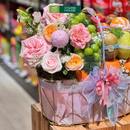 giỏ trái cây cam táo quýt và hoa tươi trang trí. Dành tặng thầy cô giáo vào ngày kỉ niệm.