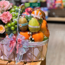 giỏ trái cây cam táo quýt và hoa tươi trang trí. Dành tặng thầy cô giáo vào ngày kỉ niệm.