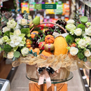 Giỏ Trái Cây Cao Cấp trang trí cùng Hoa Sen, phù hợp cho Dâng Lễ Chùa, một Món Quà Tâm Linh Ý Nghĩa