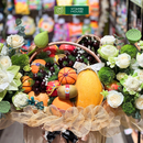 Giỏ Trái Cây Cao Cấp trang trí cùng Hoa Sen, phù hợp cho Dâng Lễ Chùa, một Món Quà Tâm Linh Ý Nghĩa