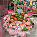 Giỏ Trái Cây Dạm Ngõ trang trí Hoa Tươi và rượu vang, cầu chúc Trăm Năm Hạnh Phúc