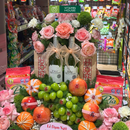 Giỏ Trái Cây Dạm Ngõ trang trí Hoa Tươi và rượu vang, cầu chúc Trăm Năm Hạnh Phúc