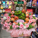 Giỏ Trái Cây Dạm Ngõ trang trí Hoa Tươi và rượu vang, cầu chúc Trăm Năm Hạnh Phúc
