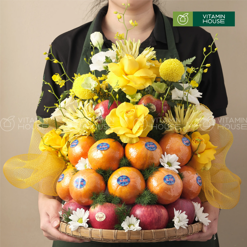 giỏ trái cây nhập khẩu dâng lễ quýt, táo và hoa tươi