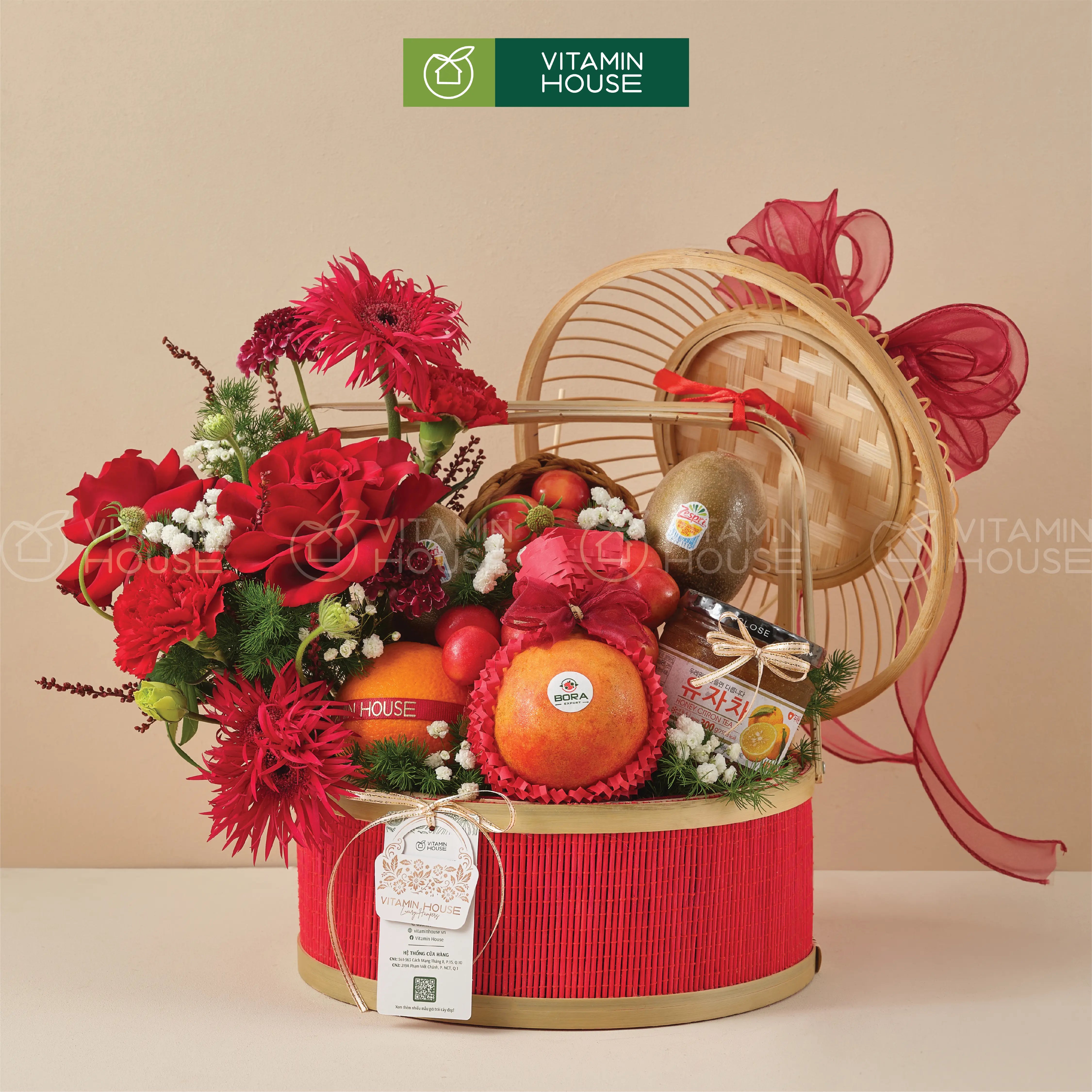 Hình ảnh giỏ quà trái cây sang trọng với hoa tươi đỏ và trái cây nhập khẩu, làn tre đỏ đẹp mắt cùng thanh yên mật ong