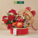 Hình ảnh giỏ quà trái cây sang trọng với hoa tươi đỏ và trái cây nhập khẩu, làn tre đỏ đẹp mắt cùng thanh yên mật ong
