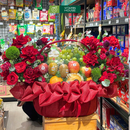 Giỏ Trái Cây sang trọng, trang trí Hoa Hồng Đỏ. Vẻ đẹp Rực Rỡ cầu chúc Phát Tài Phát Lộc