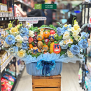 Giỏ Trái Cây nhập khẩu nhiều loại và trang trí Hoa Tươi có vẻ đẹp Sang Trọng - Món Quà Thể Hiện Sự Trân Trọng