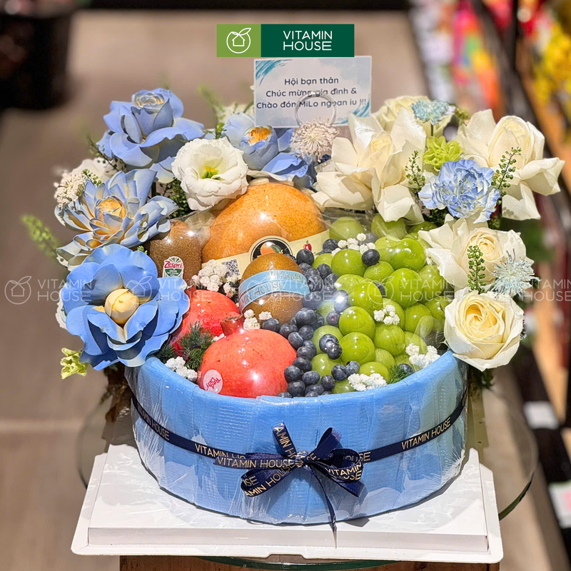  Giỏ Trái Cây nhập khẩu trang trí hoa tươi theo kiểu Bánh Sinh Nhật Màu Xanh – Món Quà Độc Đáo Cho Ngày Sinh Nhật!