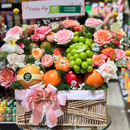 giỏ trái cây kiwi vàng, nho và táo trang trí nhiều hoa tươi. Mòn quà tặng cho bạn bè, gia đình, người thân, đối tác vào những ngày lễ đặc biệt