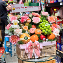 giỏ trái cây kiwi vàng, nho và táo trang trí nhiều hoa tươi. Mòn quà tặng cho bạn bè, gia đình, người thân, đối tác vào những ngày lễ đặc biệt