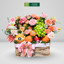 giỏ trái cây kiwi vàng, nho và táo trang trí nhiều hoa tươi. Mòn quà tặng cho bạn bè, gia đình, người thân, đối tác vào những ngày lễ đặc biệt