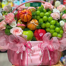 Giỏ Trái Cây Màu Hồng trang trí hoa tươi, nho xanh, kiwi, quýt úc, táo envy. Món Quà Dịu Dàng Tôn Vinh Sự Tận Tâm