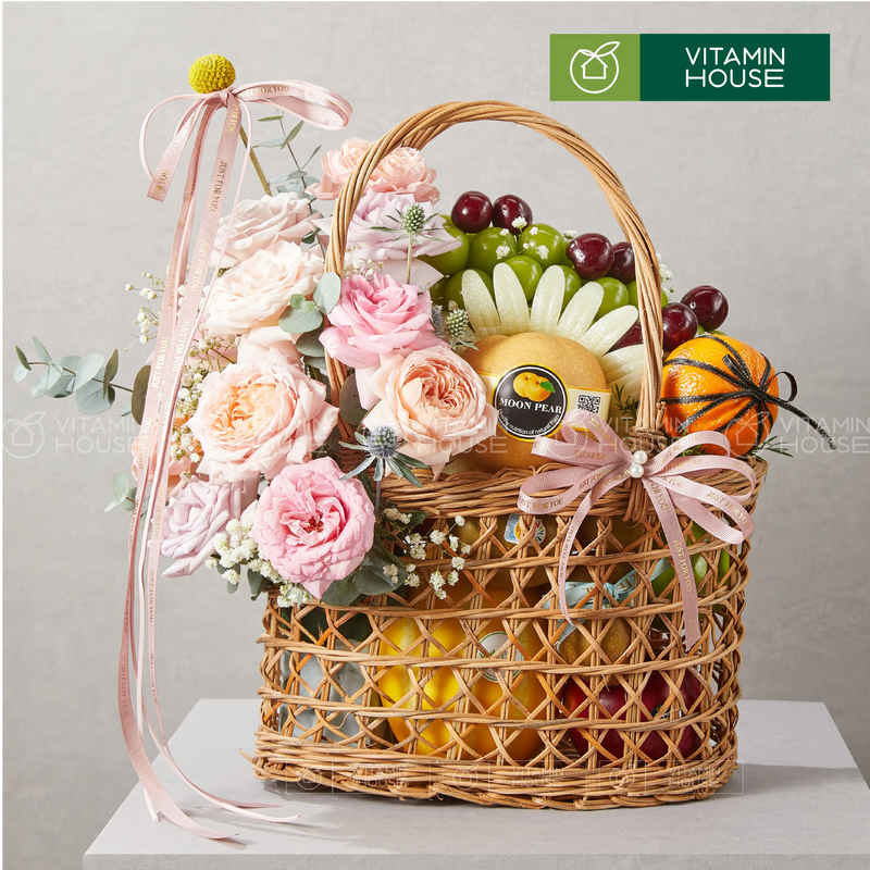 Giỏ mây đan trái cây cherry, nho mẫu đơn, lê hàn, quýt úc và cam mỹ