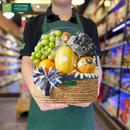 giỏ mây và trái cây nho mẫu đơn hàn quốc, nho đen, lê hàn, cam và dưa lê vàng 