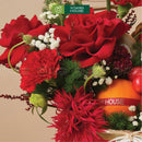 Hình ảnh cận cảnh hoa tươi màu đỏ và trái cây sang trọng và trái cây nhập khẩu trong làn tre