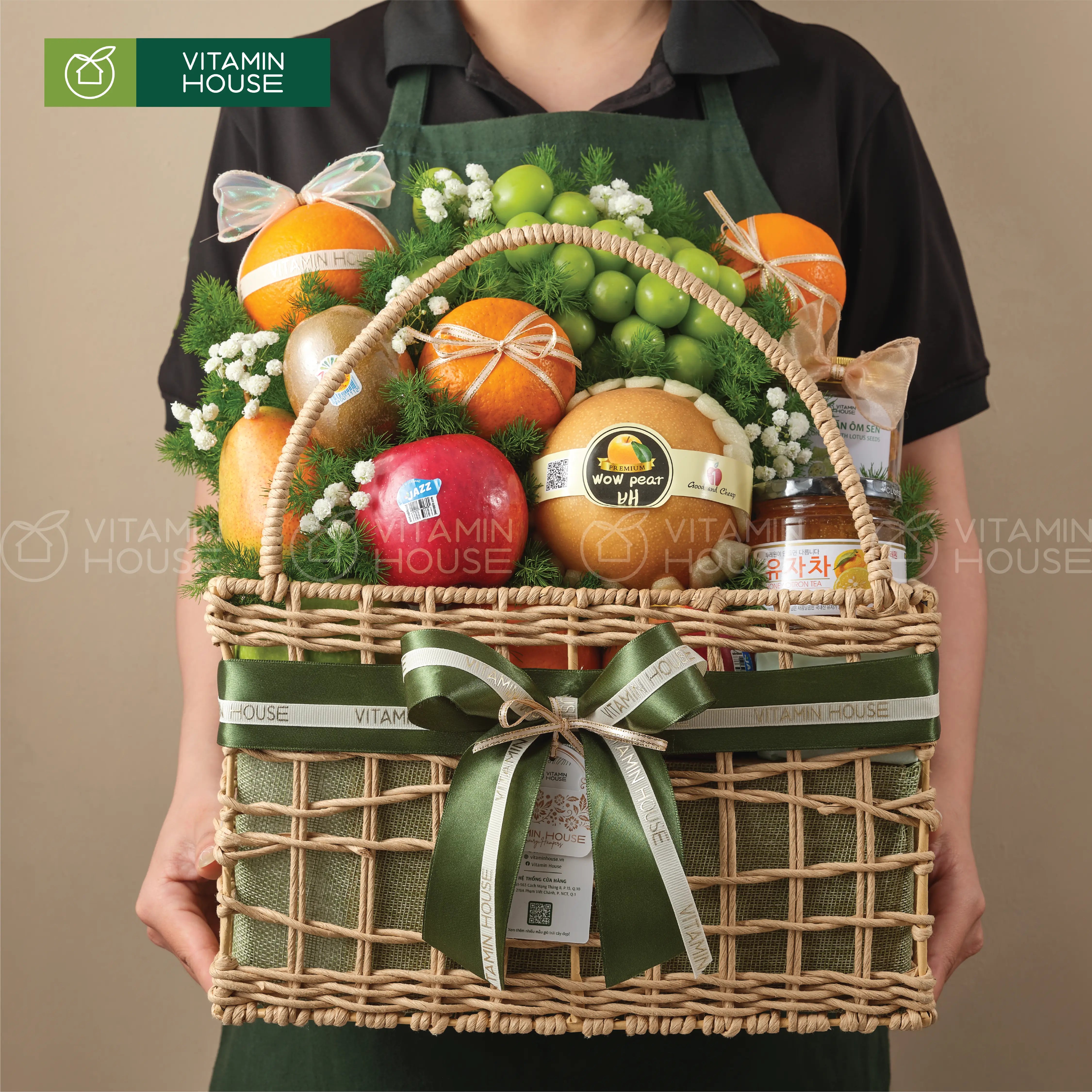 giỏ trái cây nho xanh, cam vàng úc, lê hàn tặng tri ân thầy cô giáo