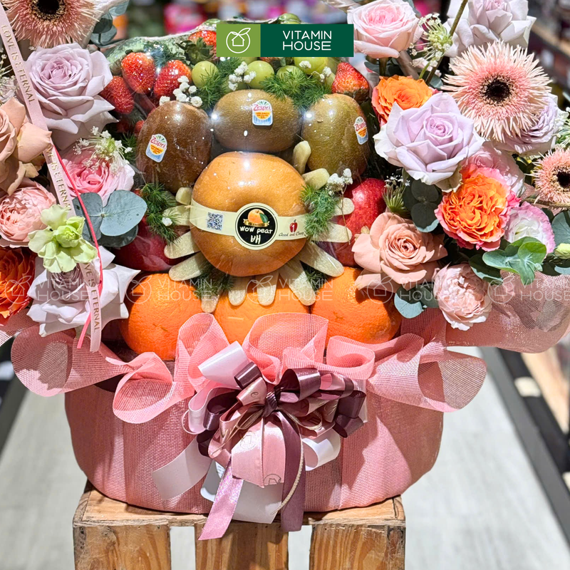giỏ trái cây nhập khẩu nho xanh, kiwi vàng, lê, cam vàng. Trang trí hoa tươi đẹp mắt dành cho những ngày lễ kỉ niệm