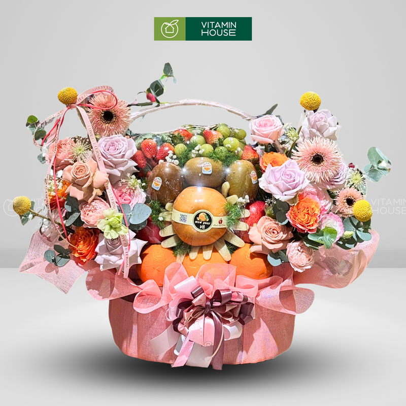 giỏ trái cây nhập khẩu nho xanh, kiwi vàng, lê, cam vàng. Trang trí hoa tươi đẹp mắt dành cho những ngày lễ kỉ niệm