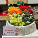 giỏ trái cây nho xanh, nho đen trang trí hoa tươi đẹp mắt. Món quà tặng sinh nhật rất ý nghĩa