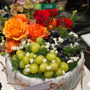 giỏ trái cây nho xanh, nho đen trang trí hoa tươi đẹp mắt. Món quà tặng sinh nhật rất ý nghĩa