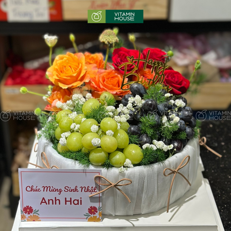 giỏ trái cây nho xanh, nho đen trang trí hoa tươi đẹp mắt. Món quà tặng sinh nhật rất ý nghĩa
