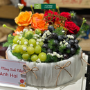 giỏ trái cây nho xanh, nho đen trang trí hoa tươi đẹp mắt. Món quà tặng sinh nhật rất ý nghĩa