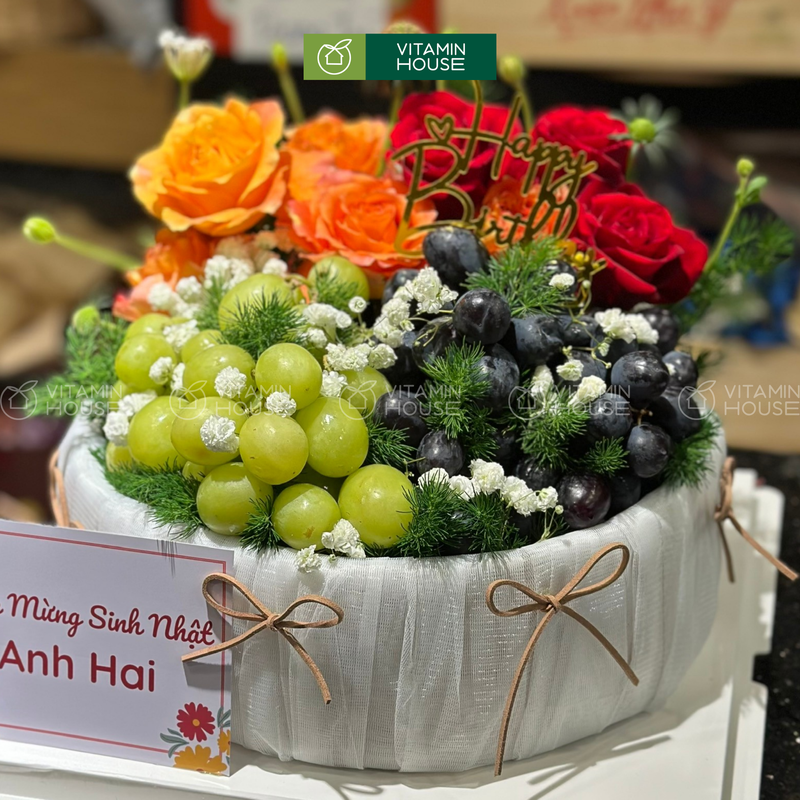giỏ trái cây nho xanh, nho đen trang trí hoa tươi đẹp mắt. Món quà tặng sinh nhật rất ý nghĩa