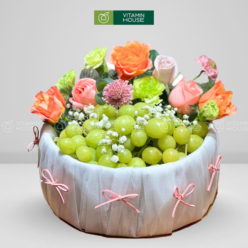 giỏ quà trái cây nho xanh mỹ và hoa tươi, trang trí hình bánh sinh nhật đẹp mắt. Dành tặng cho ngày sinh nhật của người thân, bạn bè, đối tác