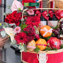 giỏ trái cây rượu vang trang trí hoa tươi đẹp mắt. Món Quà ngày đẹp mắt ngày dạm ngõ